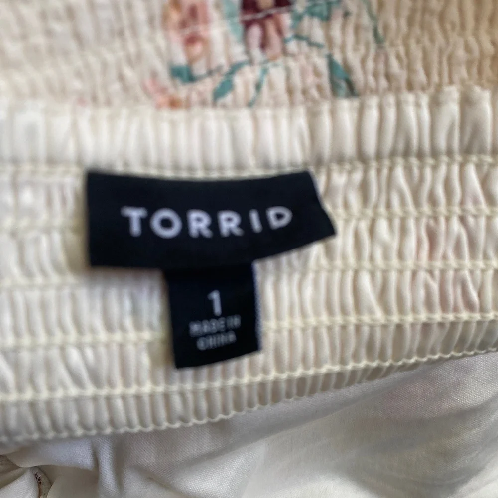 Torrid 1X Ruched Puff Sleeve Top - Picture 2 of 13